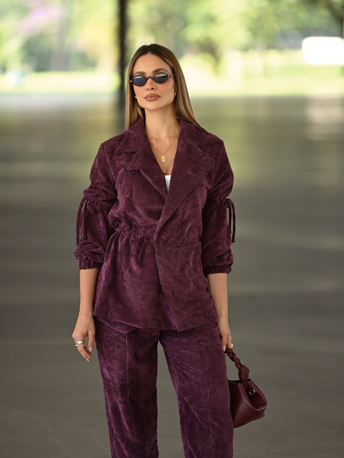 Gabriela Trevenzolli de conjunto de veludo bordô